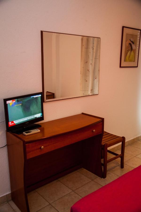 Hotel Adonis Kriopijí Kültér fotó