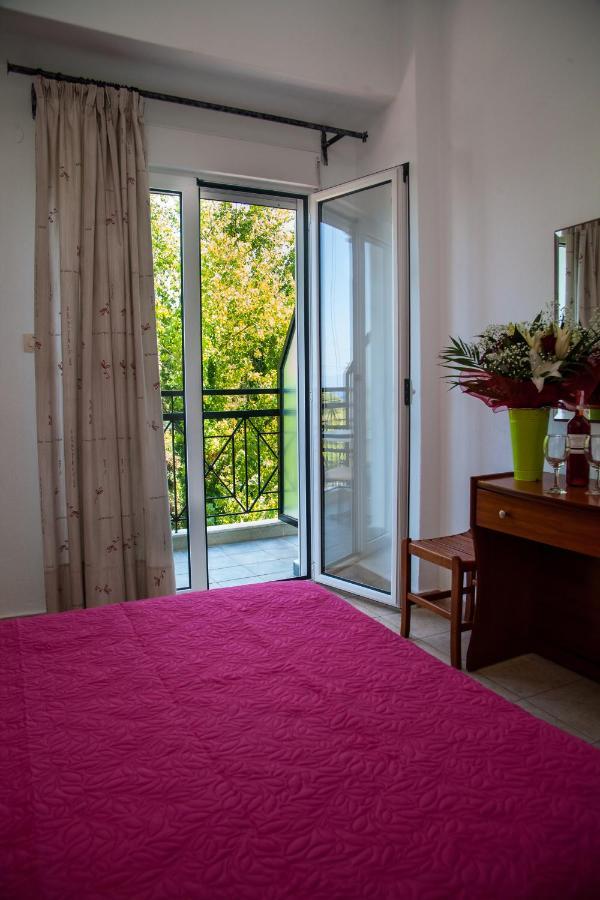 Hotel Adonis Kriopijí Kültér fotó